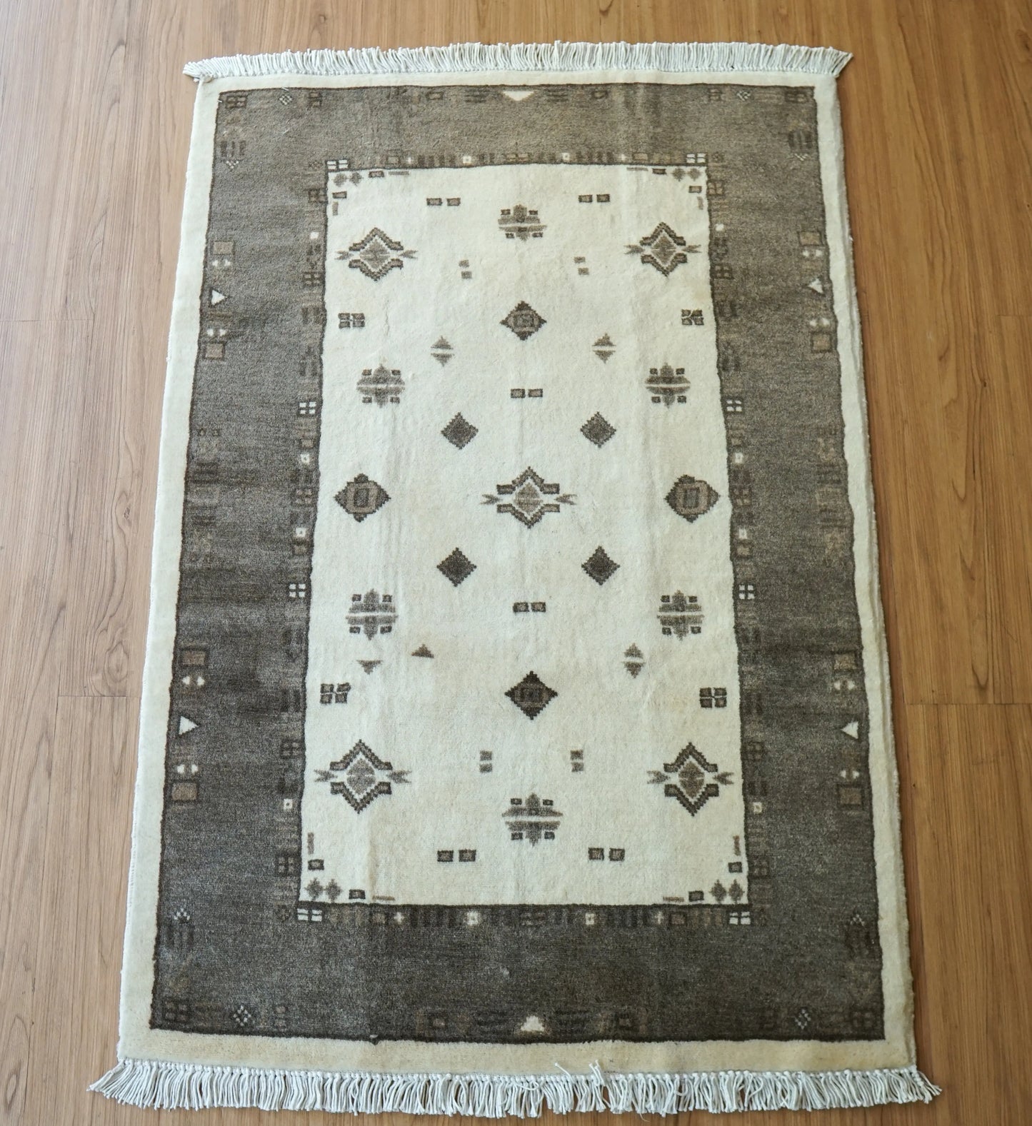 パキスタン手織り絨毯 . トライバルラグ 116×81cm Decorworks