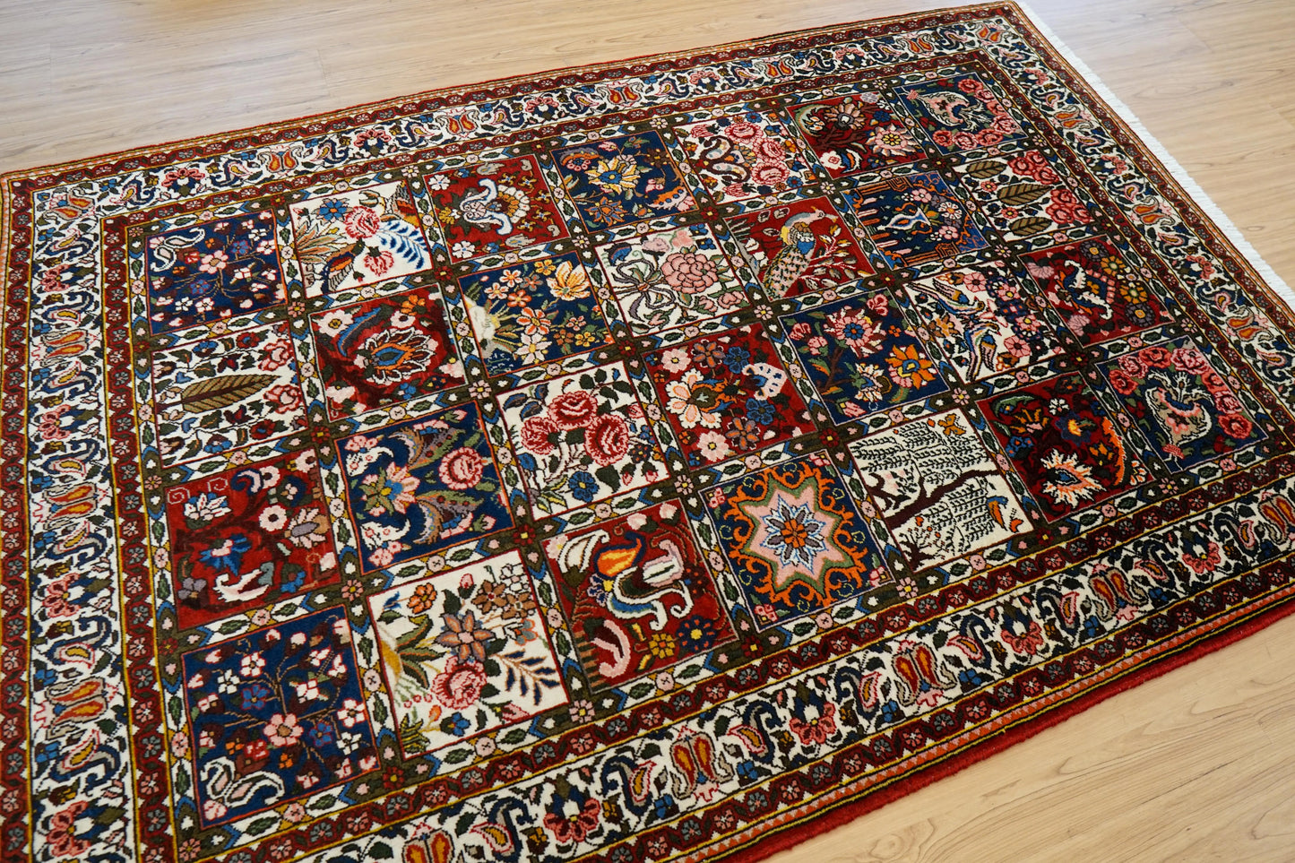 Collection ペルシャ絨毯 バクティアリ産 手織りラグ 202×136cm ガーデンデザイン