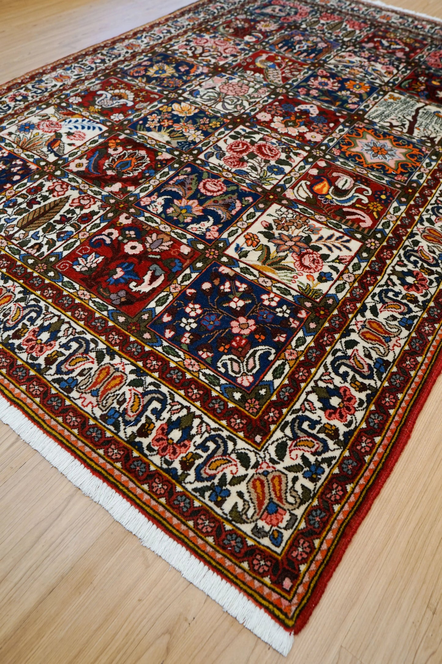 Collection ペルシャ絨毯 バクティアリ産 手織りラグ 202×136cm ガーデンデザイン