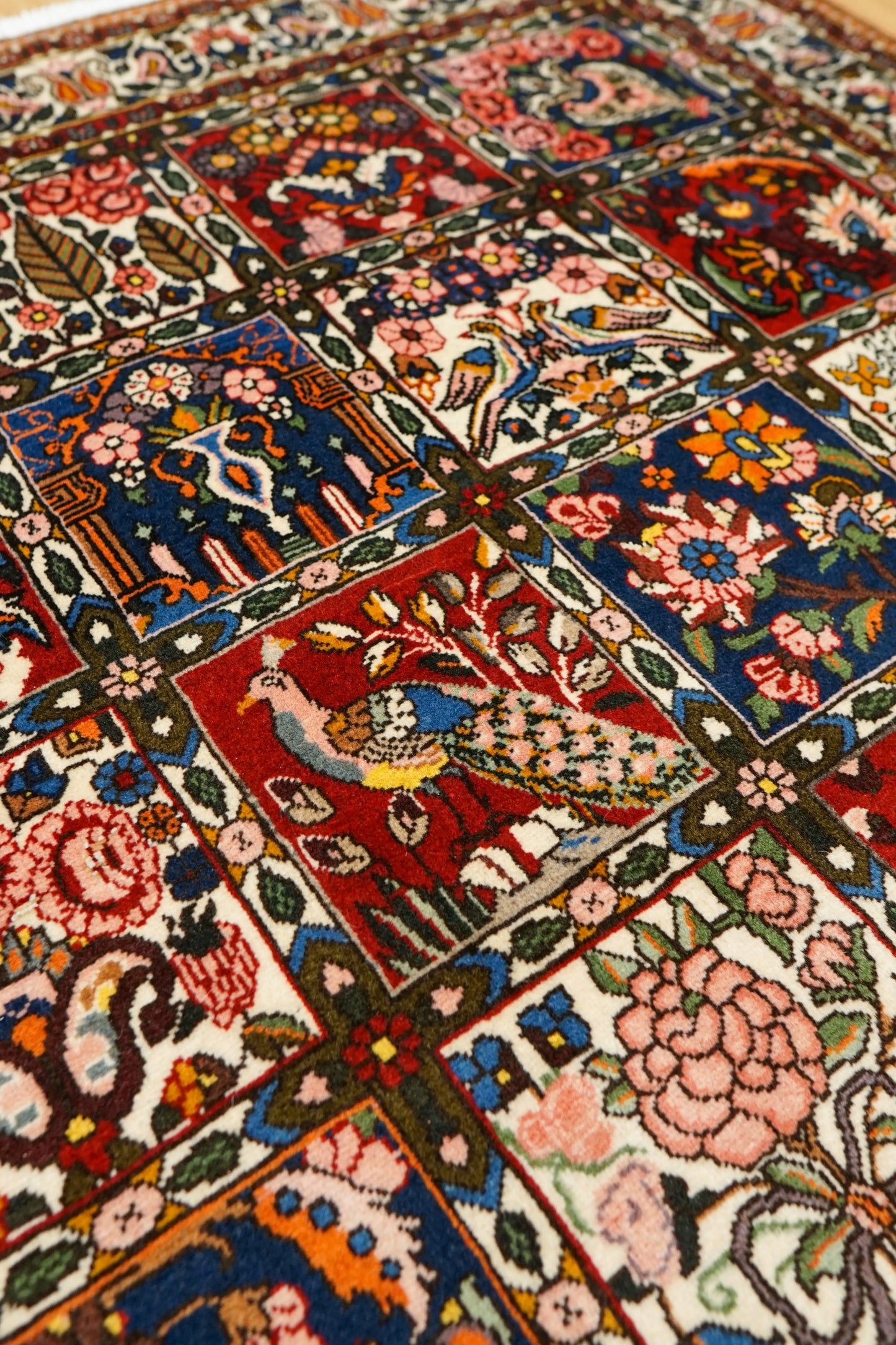 Collection ペルシャ絨毯 バクティアリ産 手織りラグ 202×136cm ガーデンデザイン