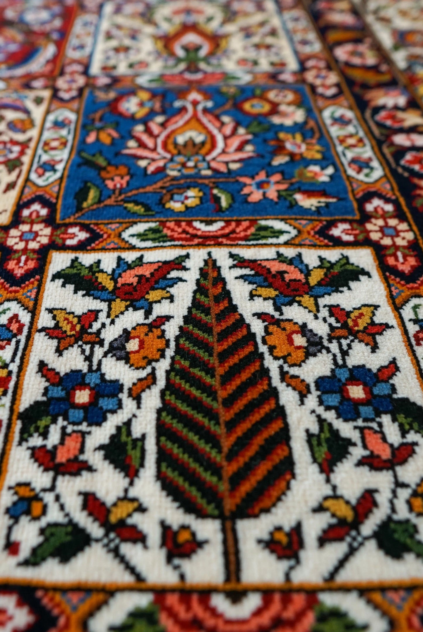 ペルシャ絨毯 バクティアリ産 215×150cm Decorworks