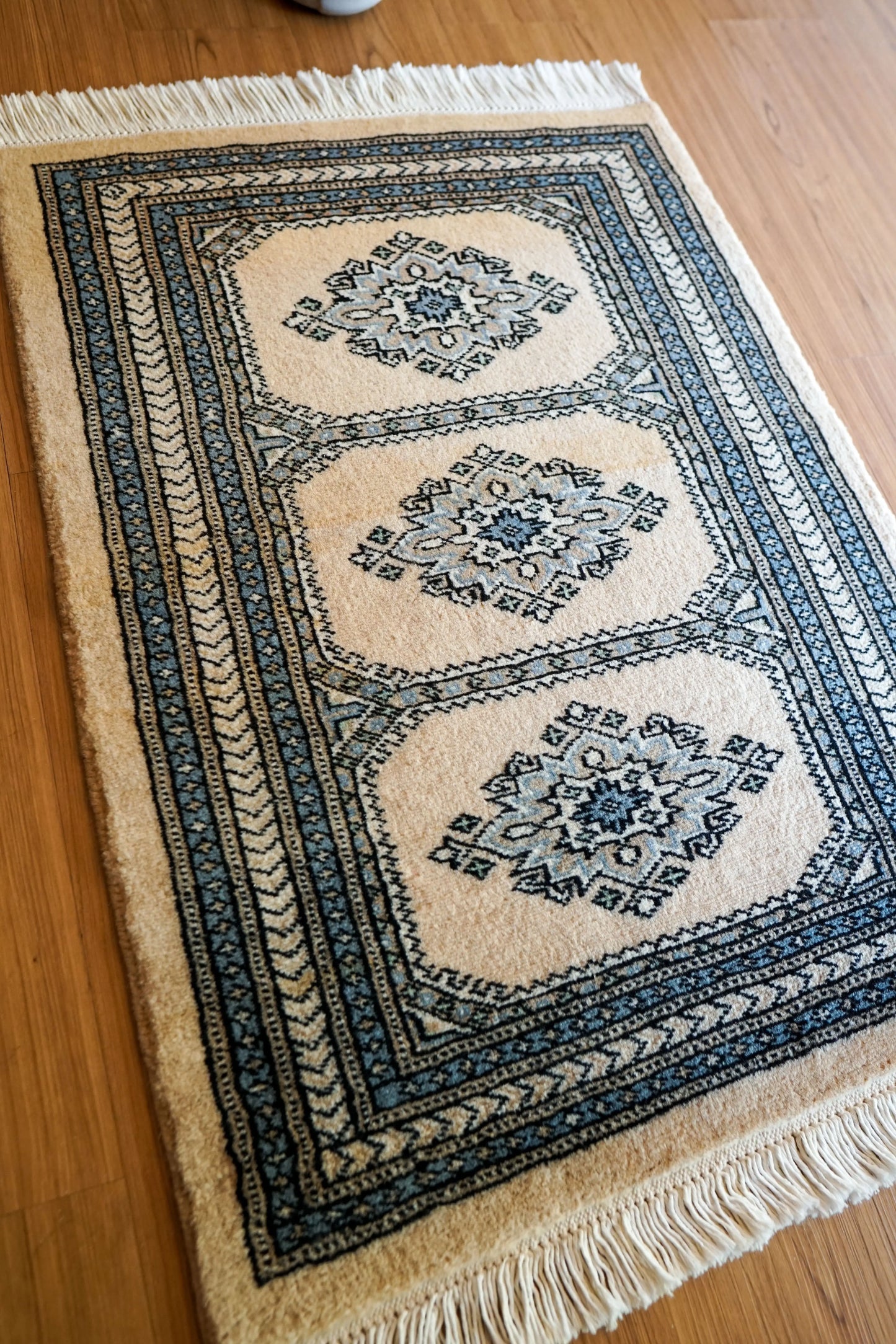 Collection パキスタン手織り絨毯 86×63cm、ジャールダールデザインの伝統模様ラグ