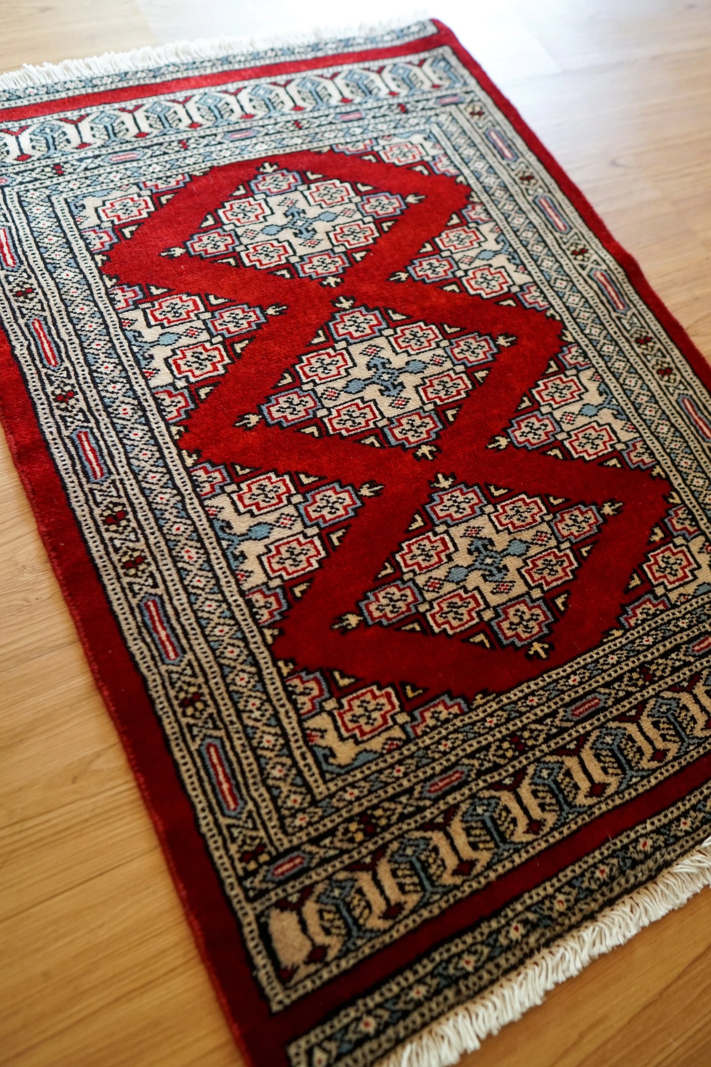 Collection パキスタン手織り絨毯 88×62cm、ジャールダールデザインの伝統模様ラグ