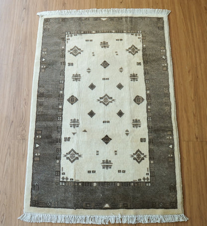 パキスタン手織り絨毯 . トライバルラグ　 116×81cm Decorworks