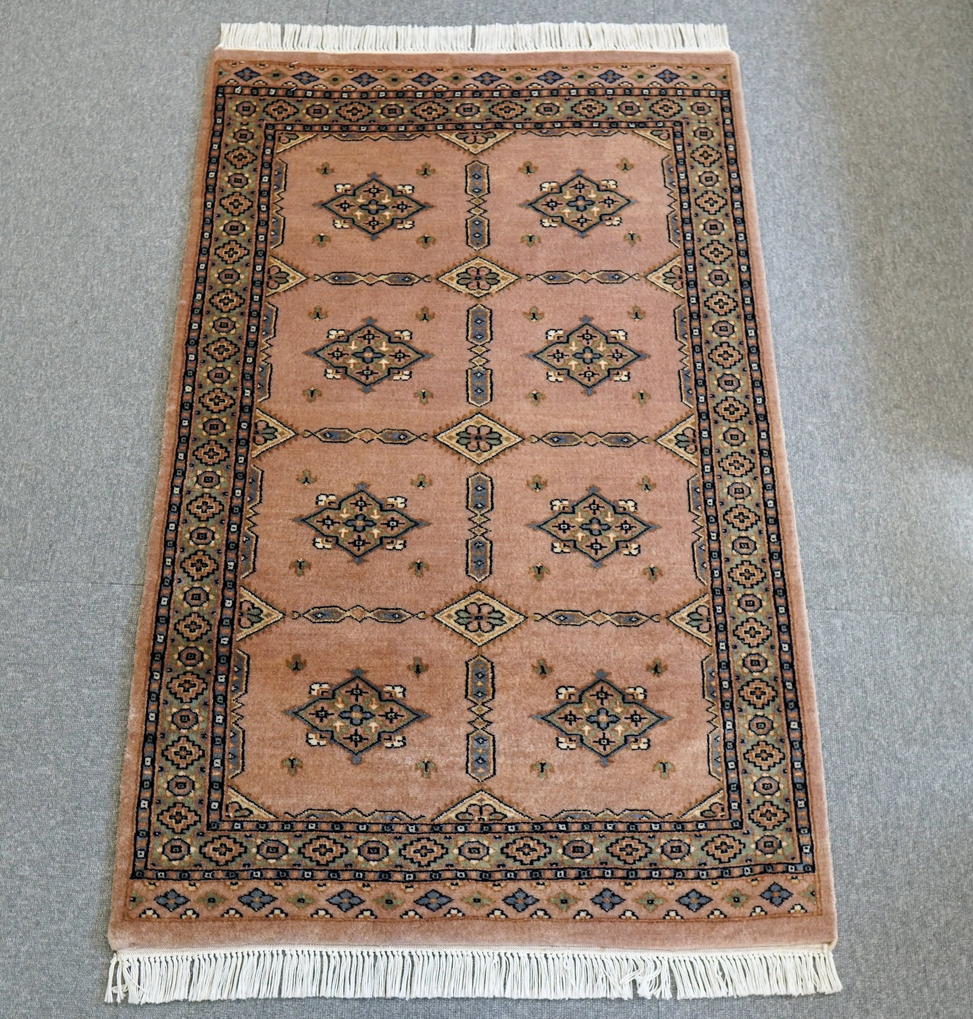 125×81cm パキスタン手織り絨毯 Decorworks
