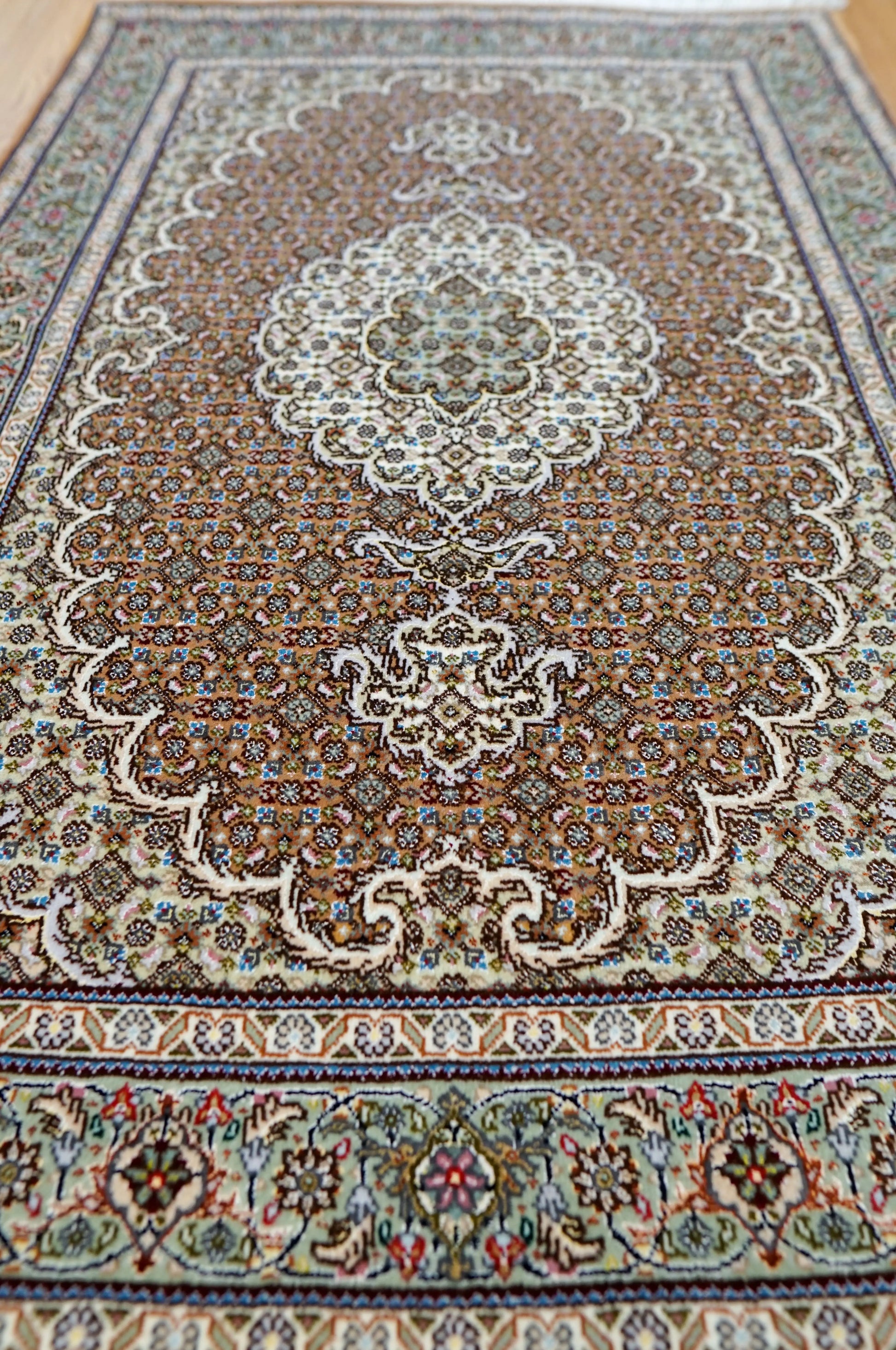 127×85cmペルシャ手織り絨毯 タブリーズ産　50RAJ Decorworks