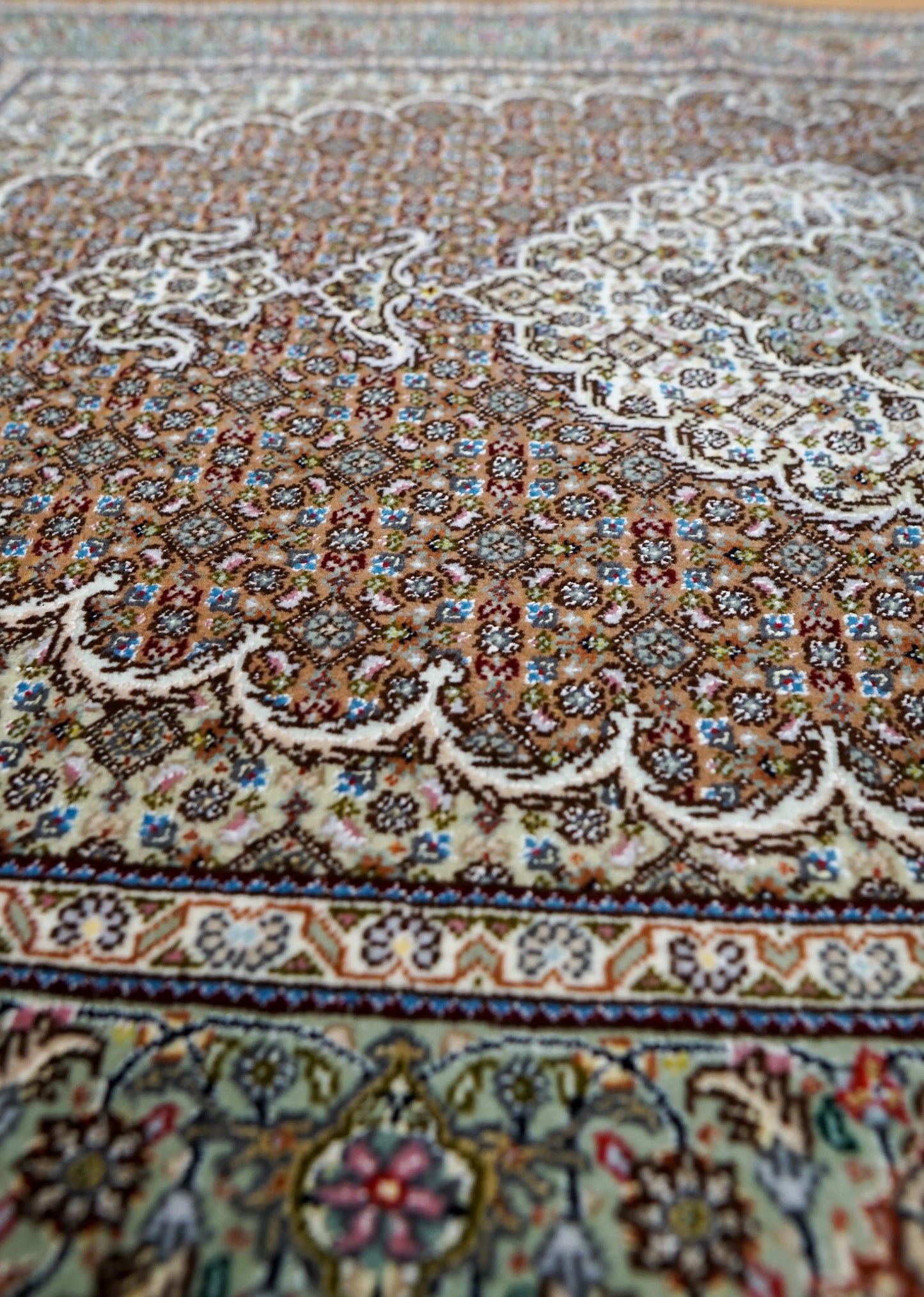 127×85cmペルシャ手織り絨毯 タブリーズ産　50RAJ Decorworks