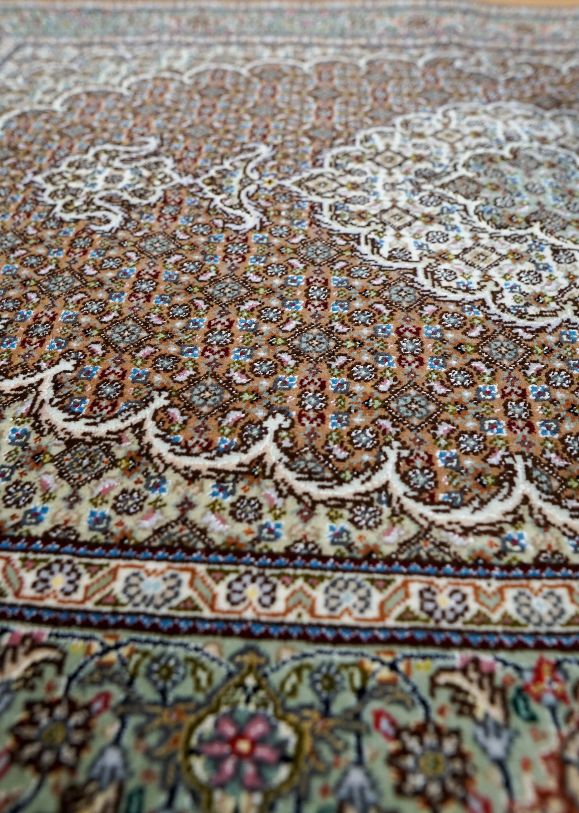 127×85cmペルシャ手織り絨毯 タブリーズ産　50RAJ Decorworks