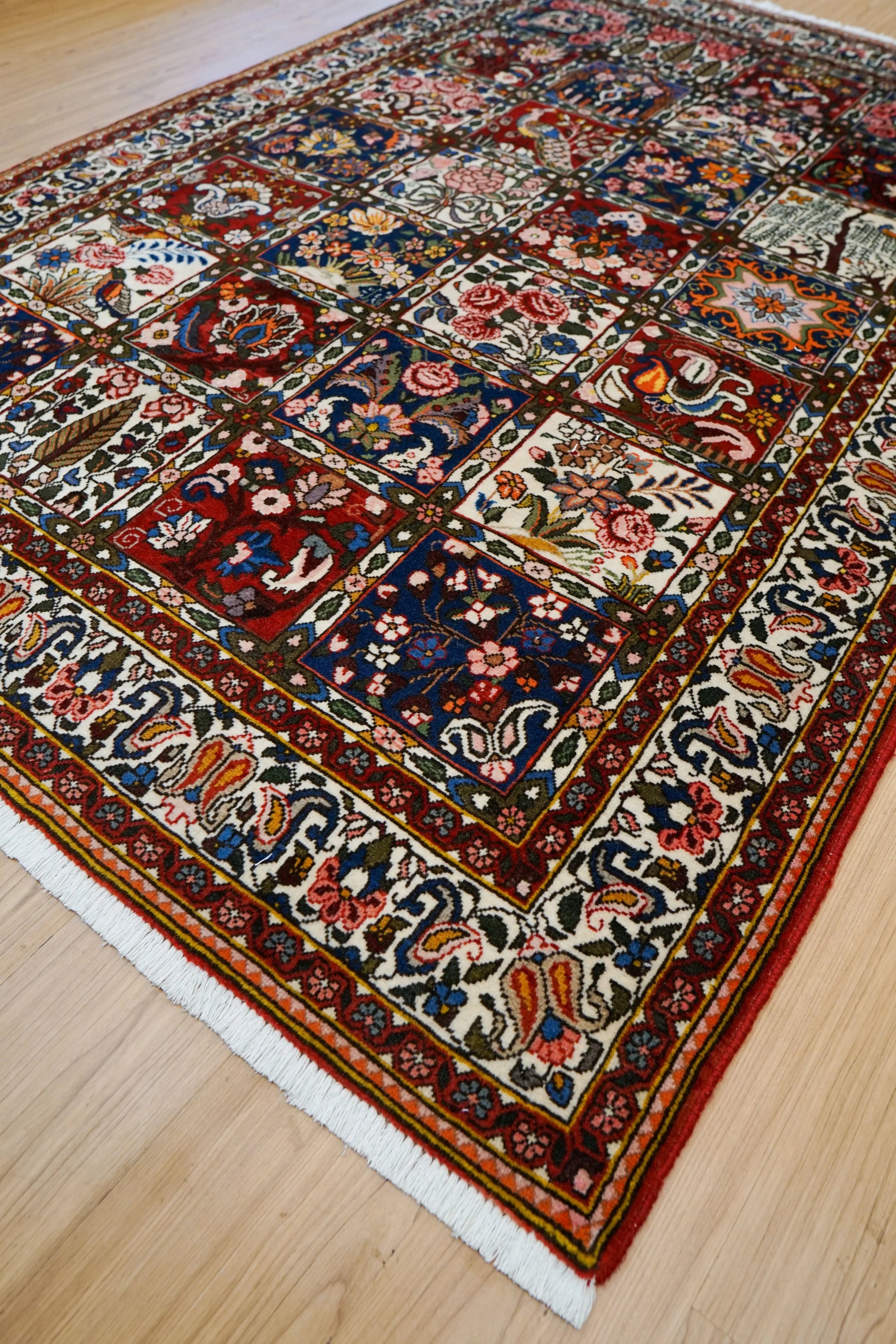 Collection ペルシャ絨毯 バクティアリ産 手織りラグ 202×136cm ガーデンデザイン
