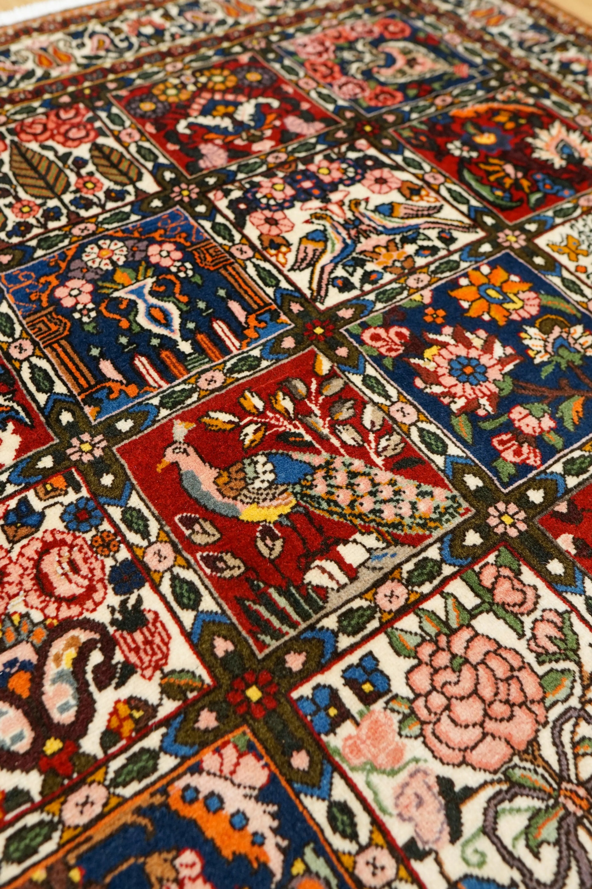 Collection ペルシャ絨毯 バクティアリ産 手織りラグ 202×136cm ガーデンデザイン