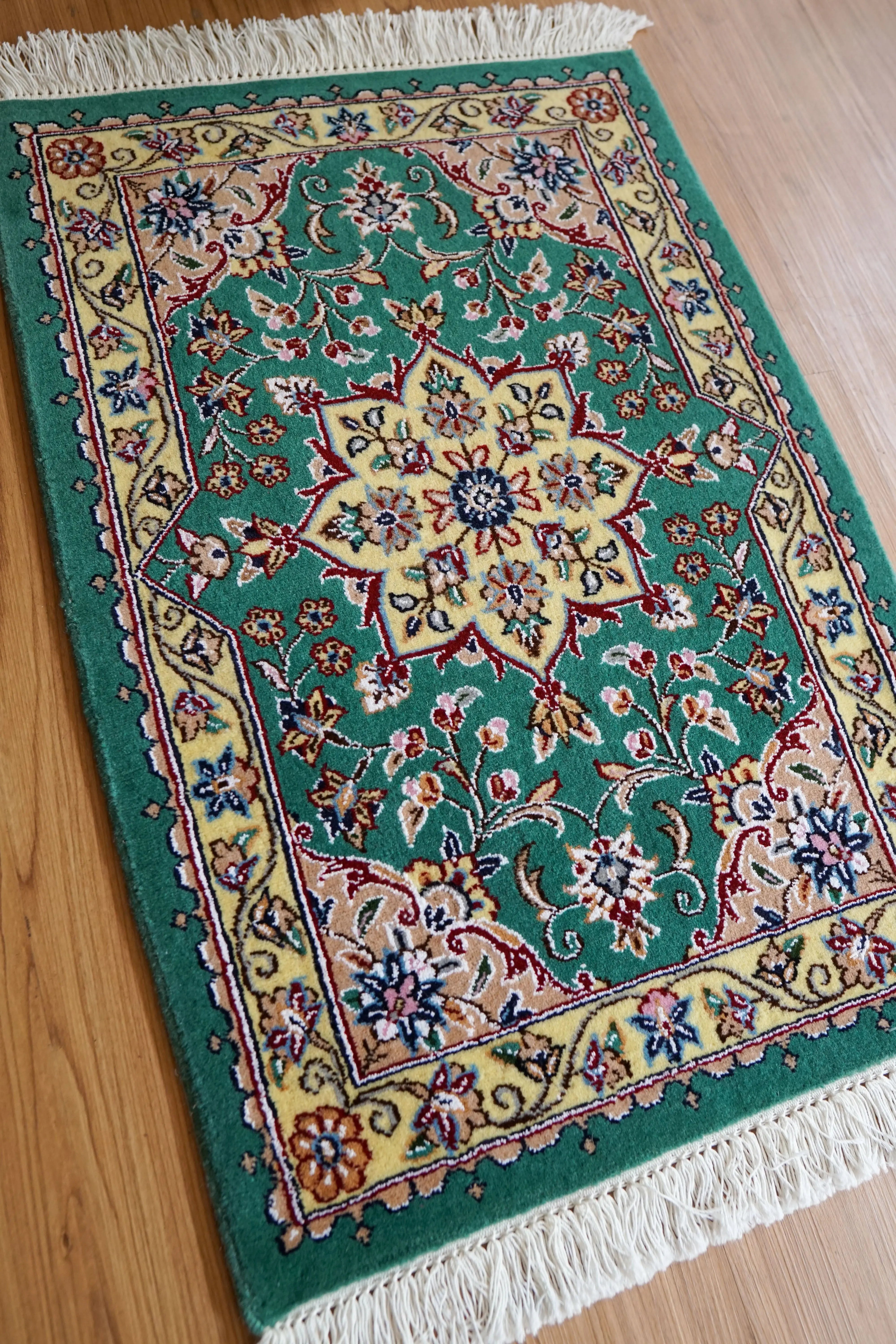 ペルシャ手織り絨毯 ナイン 77×52cm